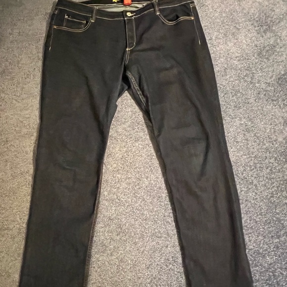 Like new  2 pairs of juniors 19 short Arizona Jean great condition - Picture 1 of 8